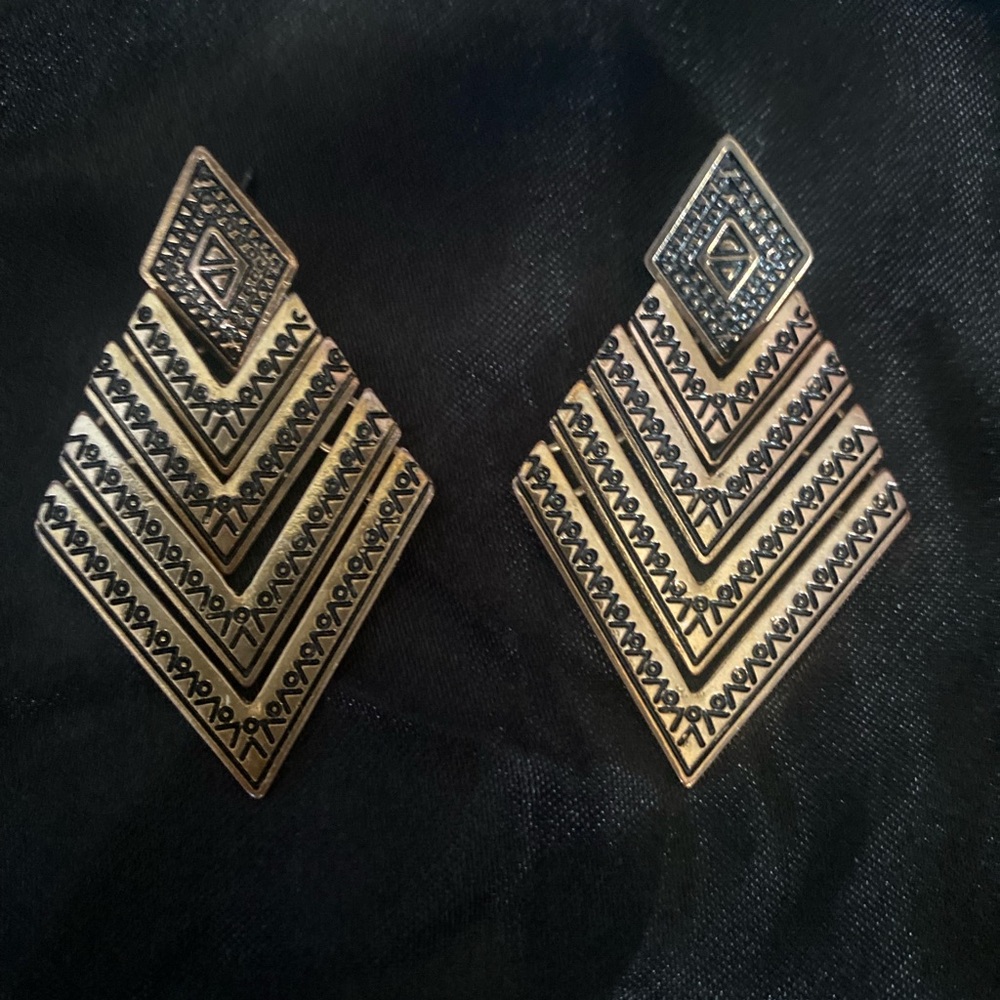 Dangle costume jewelry earrings